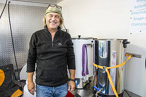 Dozent Bernd Pfeil steht im Vordergrund des Bildes