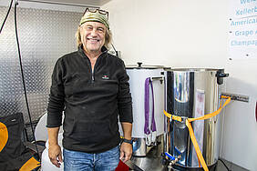 Dozent Bernd Pfeil steht im Vordergrund des Bildes