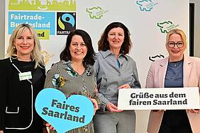 Nicole Boissier, Carolin Lehberger, Claudia Brück und Christine Streichert-Clivot stehen nebeneinander und halten Schilder in der Hand mit der Aufschrift Faires Saarland