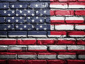 Flagge der USA auf eine Backsteinmauer gemahlt.