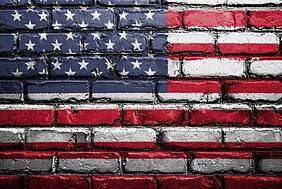 USA-Flagge auf Backsteinmauer gemahlt