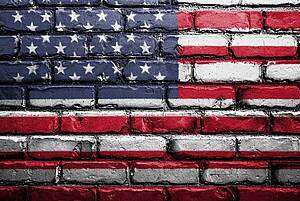 USA-Flagge auf Backsteinmauer gemahlt