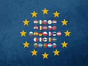 EU-Flagge mit den Fahnen der 27 Mitgliedsländern im Inneren des Sternenkranzes