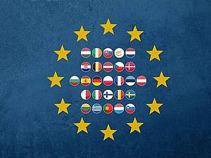 EU-Flagge mit den Fahnen der 27 Mitgliedsländern im Inneren des Sternenkranzes