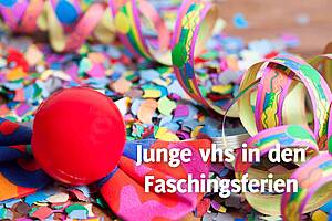 Viel Konfetti und Luftschlangen auf einem Tisch