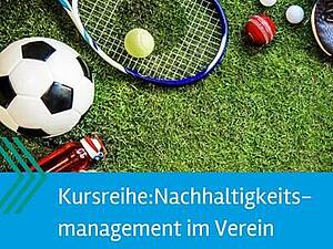 Fußball, Volleyball, Football, Sportschuhe, Tennisschläger etc. liegen auf dem Rasen, darunter Banner mit Titel der Veranstaltungsreihe und Logos LSVS, vhs Regionalverband Saarbrücken