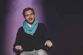 Ein Foto von Samuel Koch im Rollstuhl