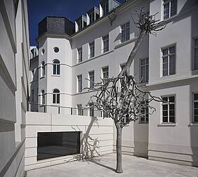Innenhof des Jüdischen Museums Frankfurt mit der Skulptur "Untitled" von Ariel Schlesinger