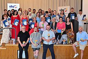 Ein Gruppenfoto der Absvolventinnen und Absolventen der vhs-Vorbereitungskurse