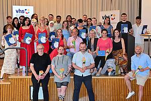 Ein Gruppenfoto der Absvolventinnen und Absolventen der vhs-Vorbereitungskurse