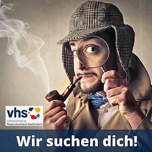 Sherlock Holmes mit einer Pfeife, einem Hut und einer Lupe, links unten vhs-Logo, Text "Wir suchen dich!"