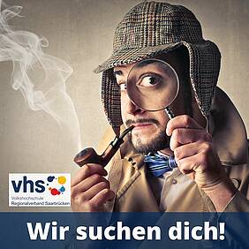 Sherlock Holmes mit einer Pfeife, einem Hut und einer Lupe, links unten vhs-Logo, Text "Wir suchen dich!"