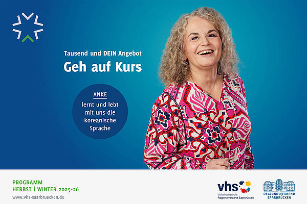 Eine Frau in bunter Kleidung auf blauem Hintergrund. Dazu der Text: Tausend und dein Angebot. Geh auf Kurs.