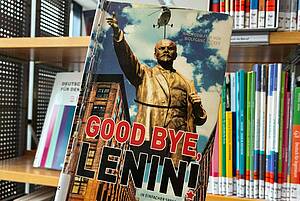 Ein Foto von einem Buch mit dem Titel Goodbye Lenin