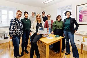 Ein Gruppenfoto in einem Büro, zu sehen ist die Steuerungsgruppe der Langen Nacht der Demokratie