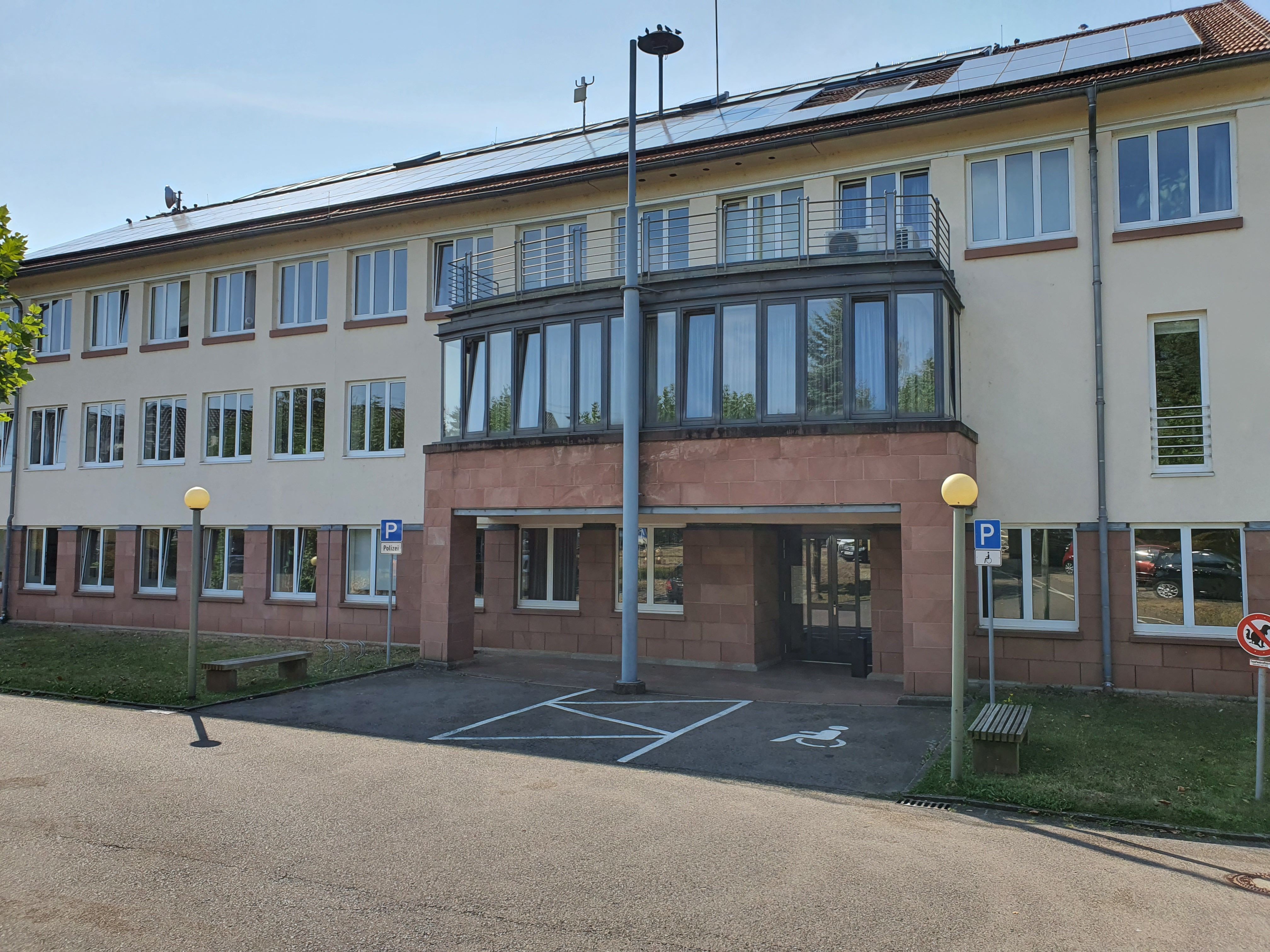 Rathaus Heusweiler, von Parkplatz